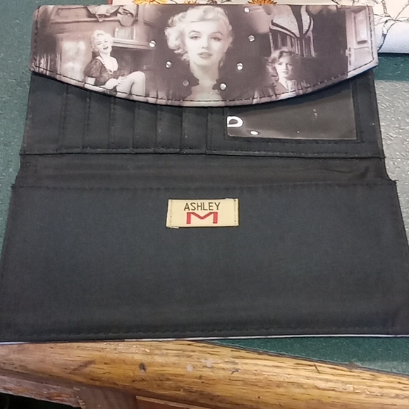 Wallets - Picture 2 of 4